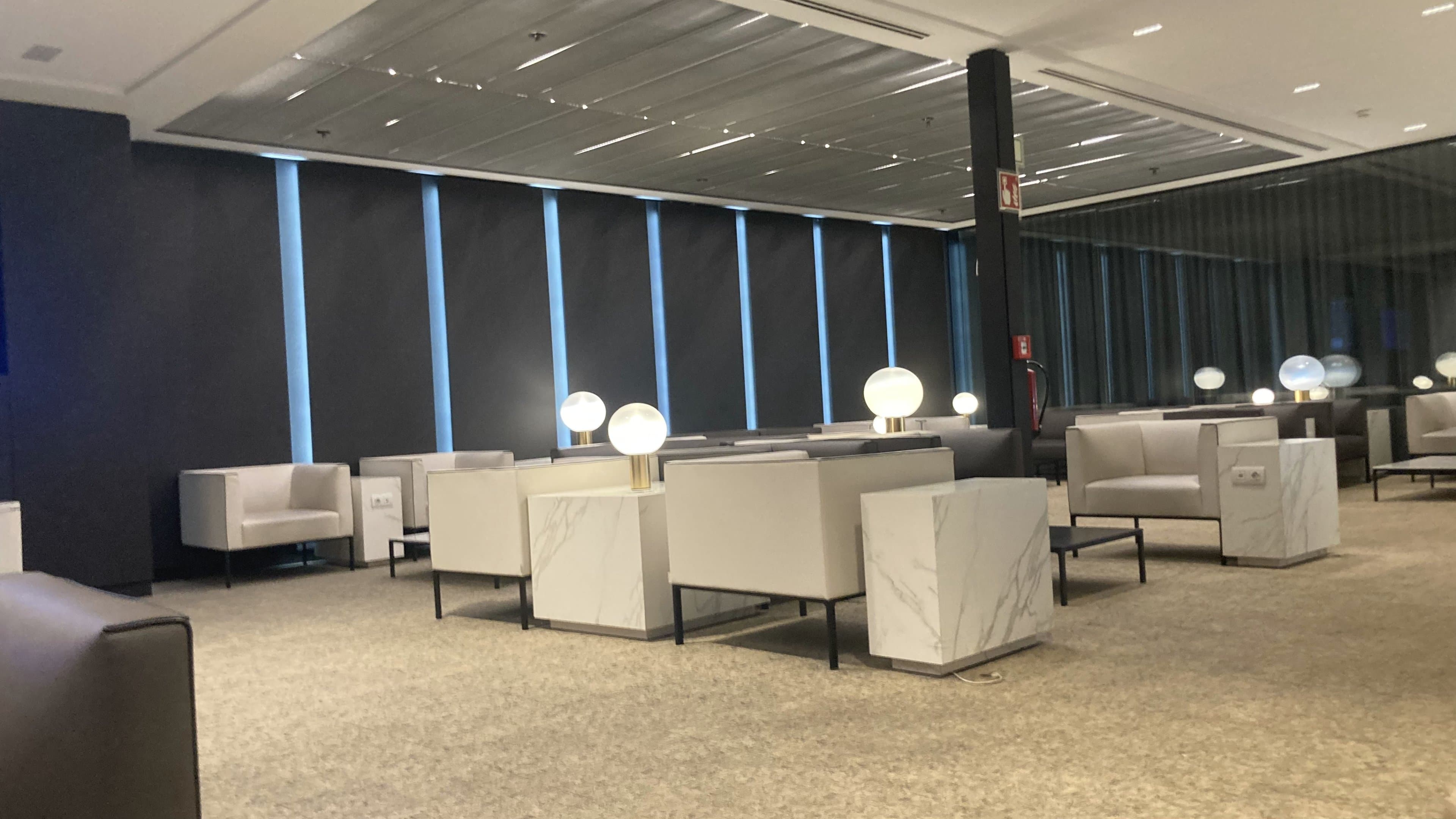 Cover Image for Discovering Barcelona Airport's Premium Lounge Experience