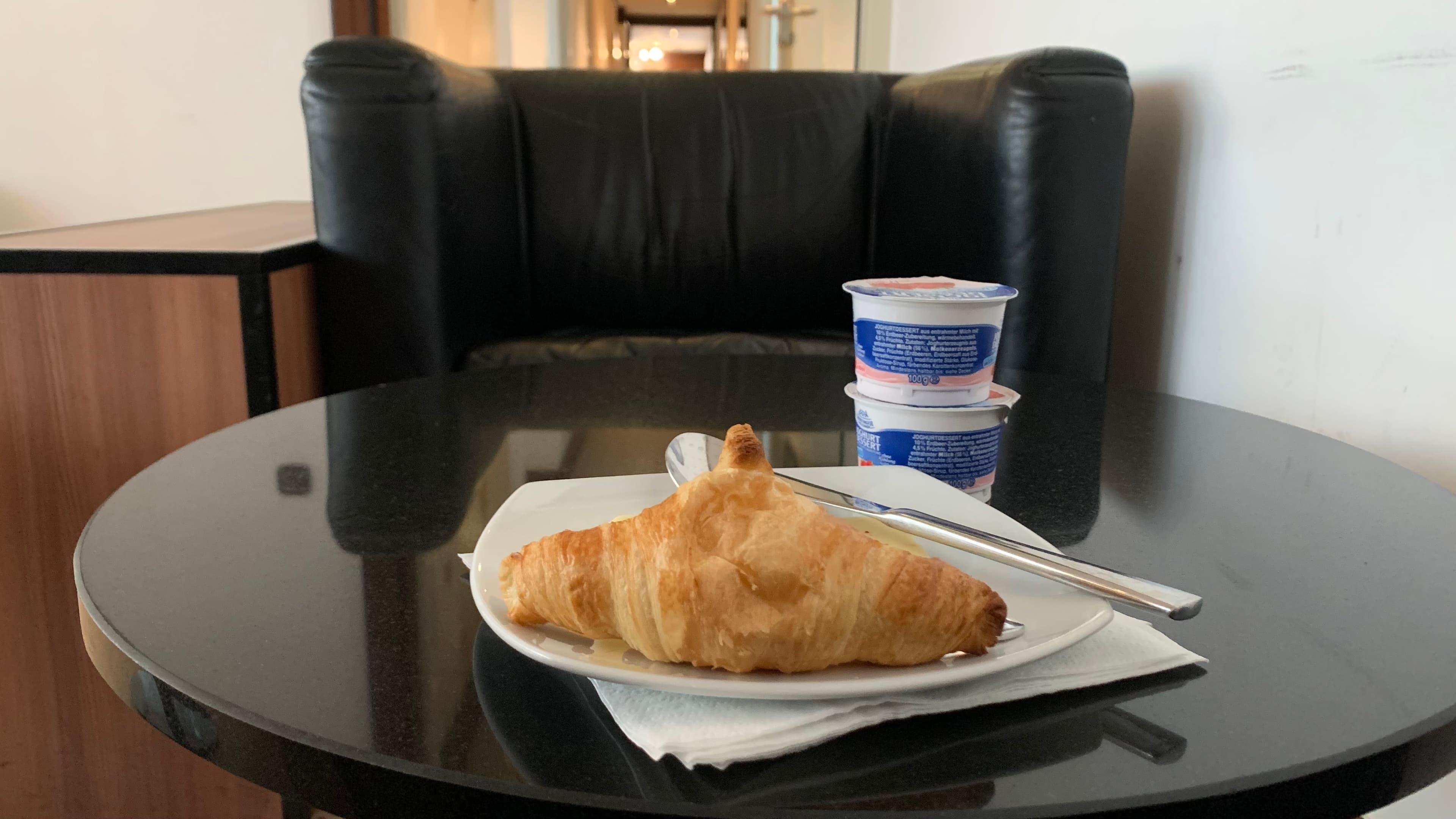 Cover Image for Frankfurt Airport LuxxLounge Review - Terminal 1 Experience