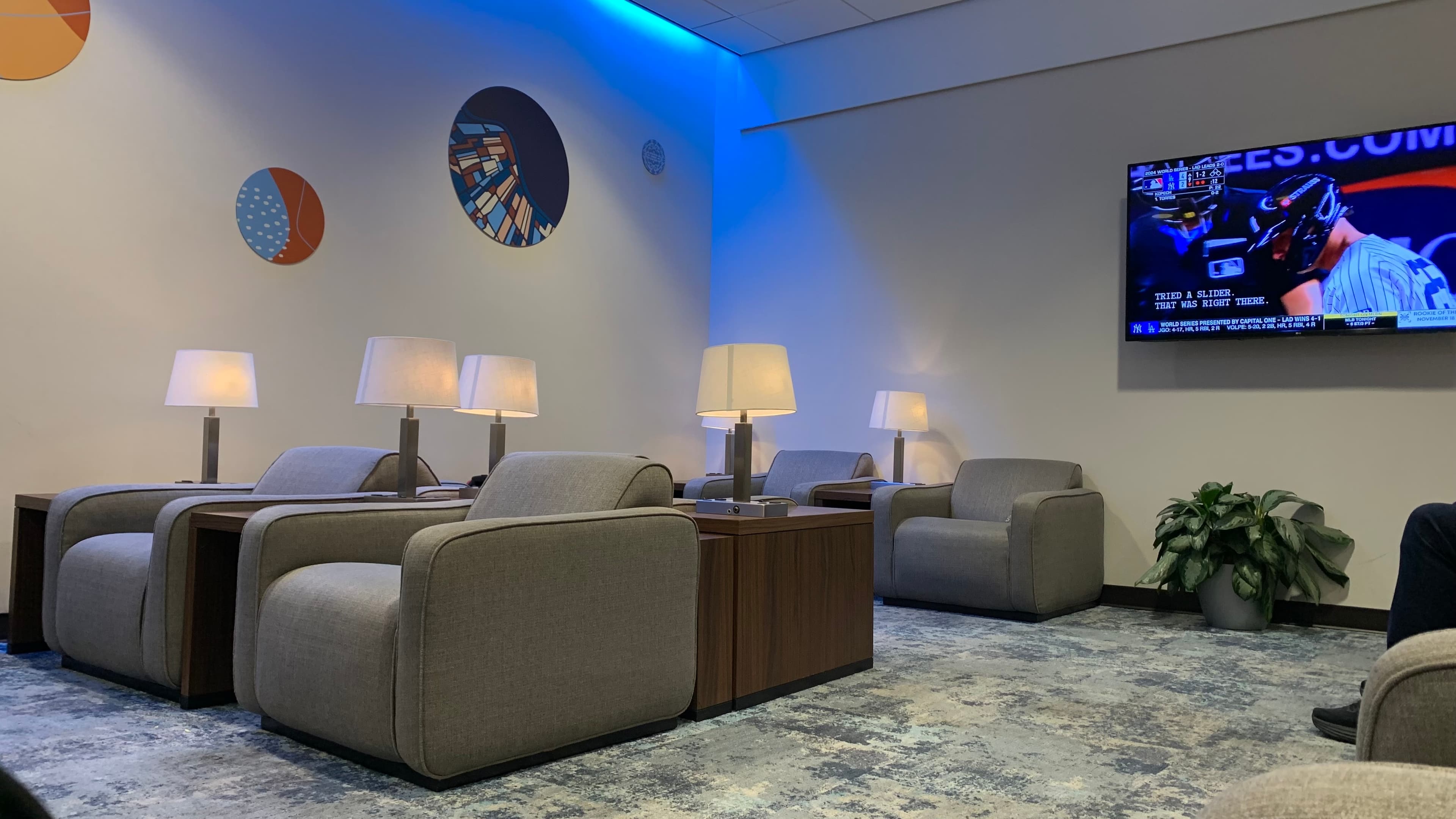 Cover Image for Houston Intercontinental Airport - KLM Crown Lounge Experience