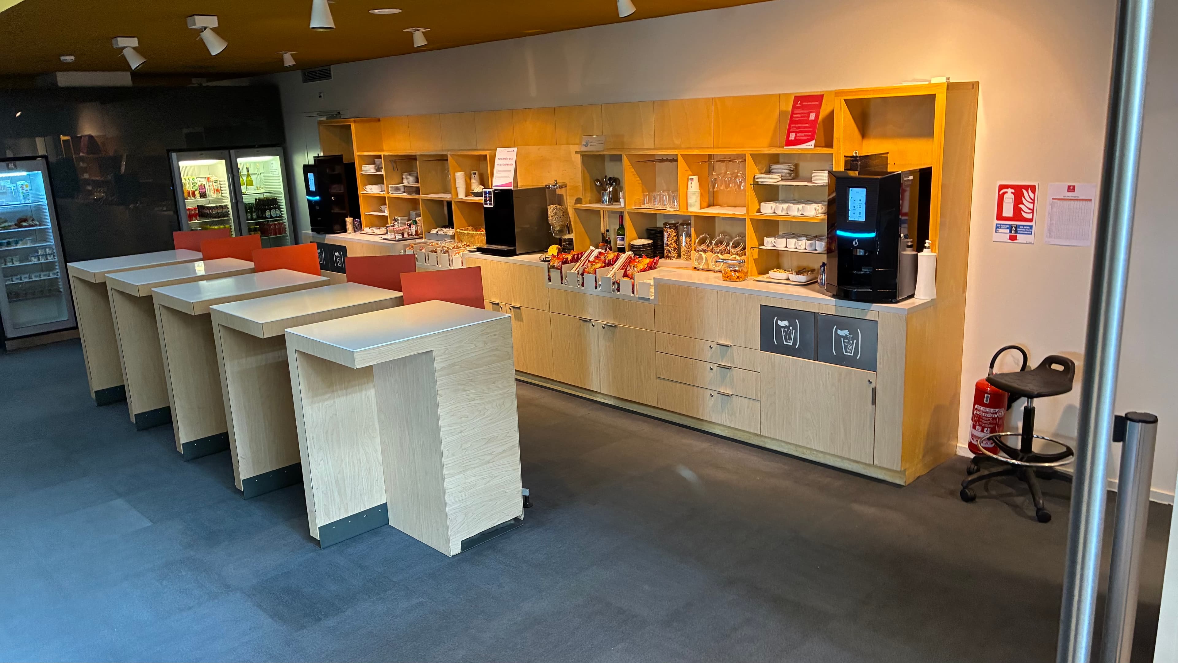 Cover Image for Toulouse Airport Lounge - It's Small, Quaint with Basic Amenities